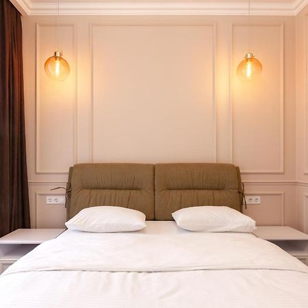 Apartment Near The Opera Theater Lviv Buitenkant foto