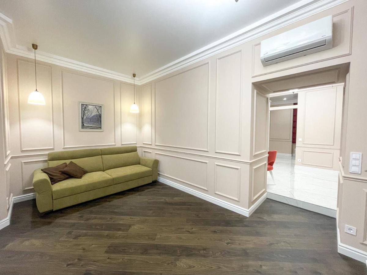 Apartment Near The Opera Theater Lviv Buitenkant foto