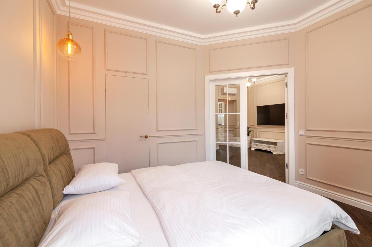 Apartment Near The Opera Theater Lviv Buitenkant foto