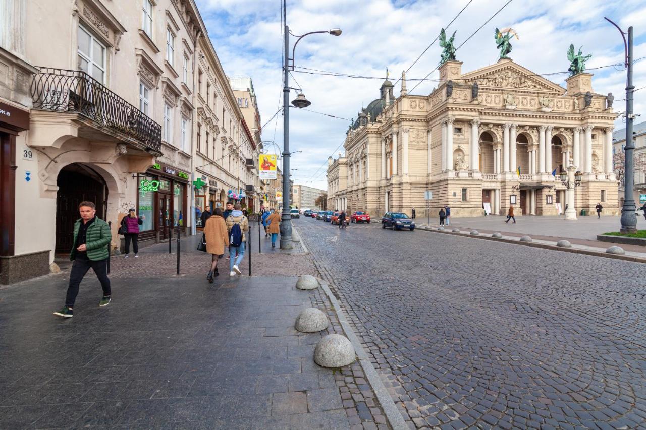 Apartment Near The Opera Theater Lviv Buitenkant foto