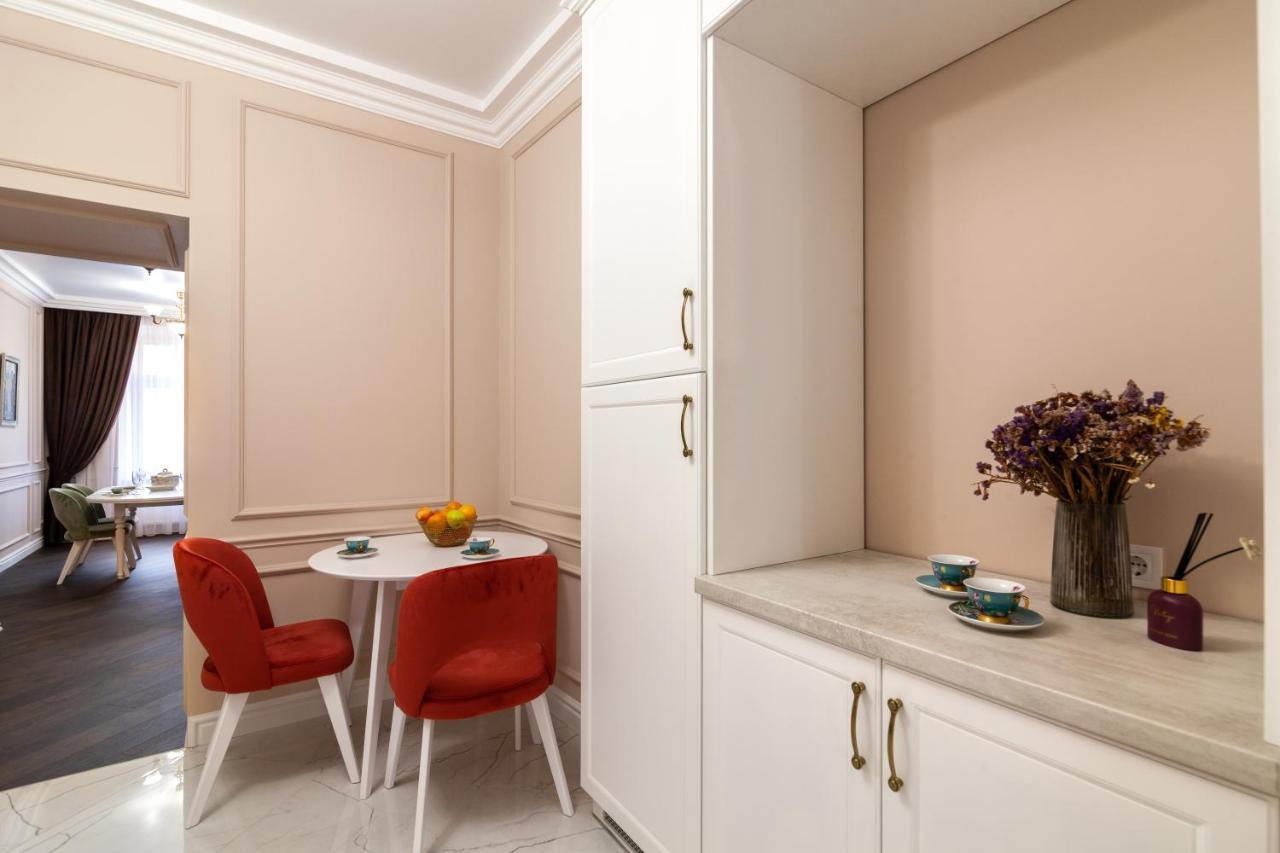 Apartment Near The Opera Theater Lviv Buitenkant foto