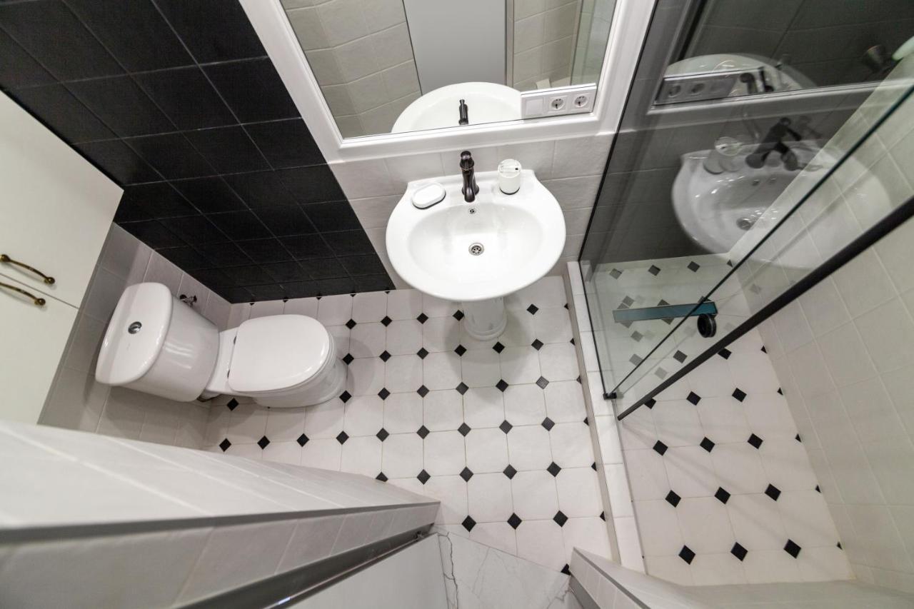 Apartment Near The Opera Theater Lviv Buitenkant foto