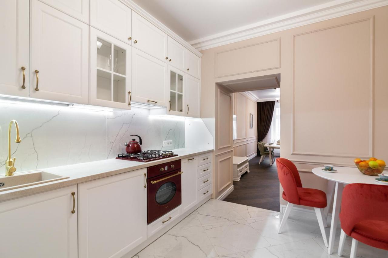 Apartment Near The Opera Theater Lviv Buitenkant foto