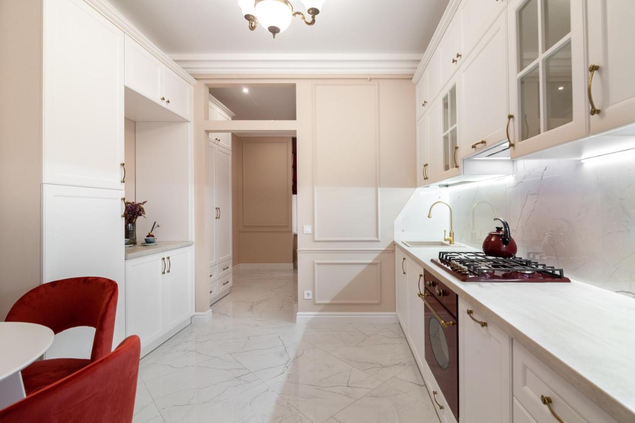 Apartment Near The Opera Theater Lviv Buitenkant foto