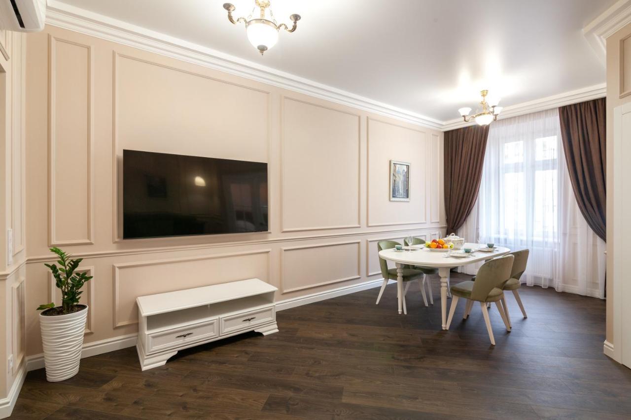 Apartment Near The Opera Theater Lviv Buitenkant foto